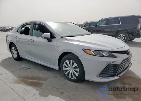 2024 Toyota Camry Hybrid Le z USA, uszkodzony, nr VIN 4T1C31AK2RU077836